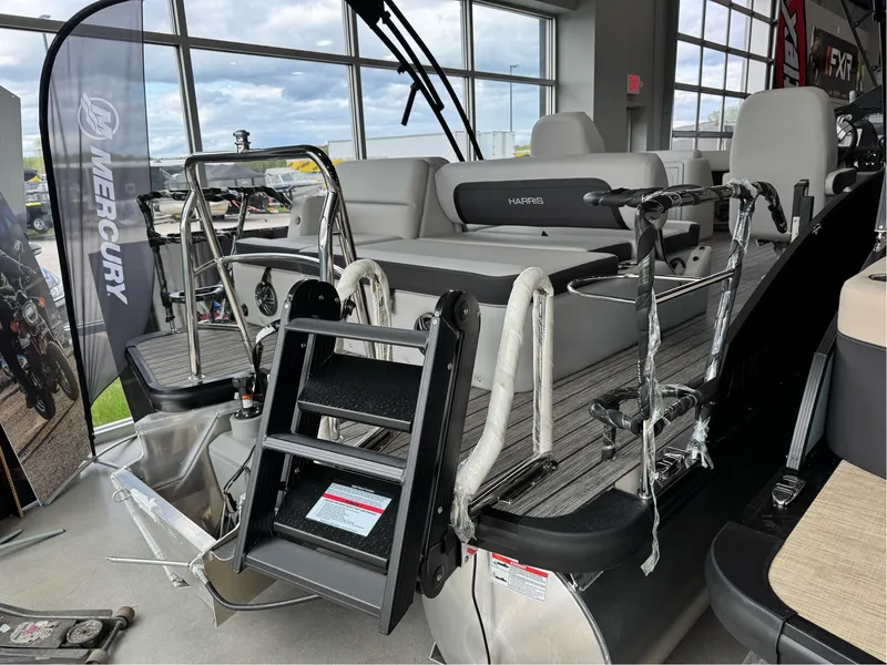 Slide: The Image of Harris Cruiser 210 2025 - 4