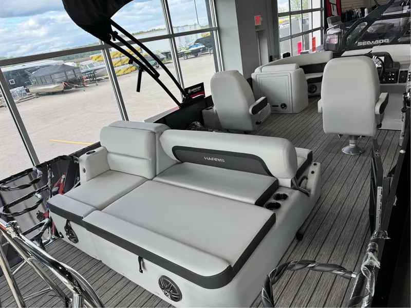 Slide: The Image of Harris Cruiser 210 2025 - 6