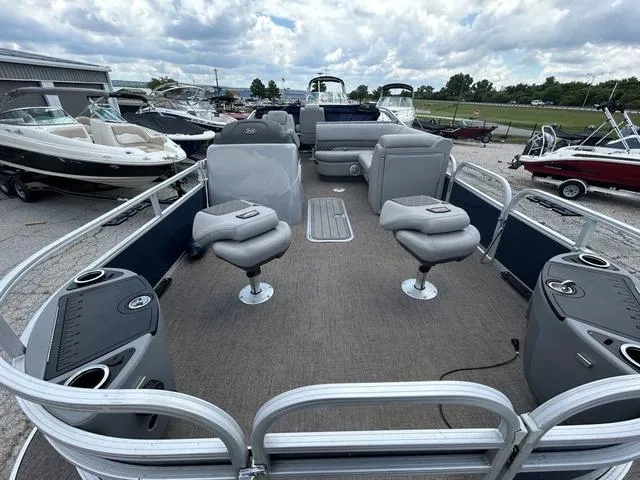 Slide: The Image of Ranger 223F 2023 - 7