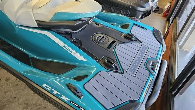 Slide: The Image of Sea-Doo GTX Limited 325 2025 - 4