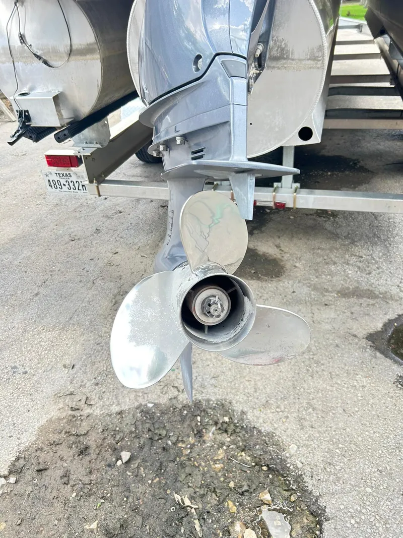 Slide: The Image of 2021 Bennington L 24 Swingback boat propeller on trailer, close-up view. - 38