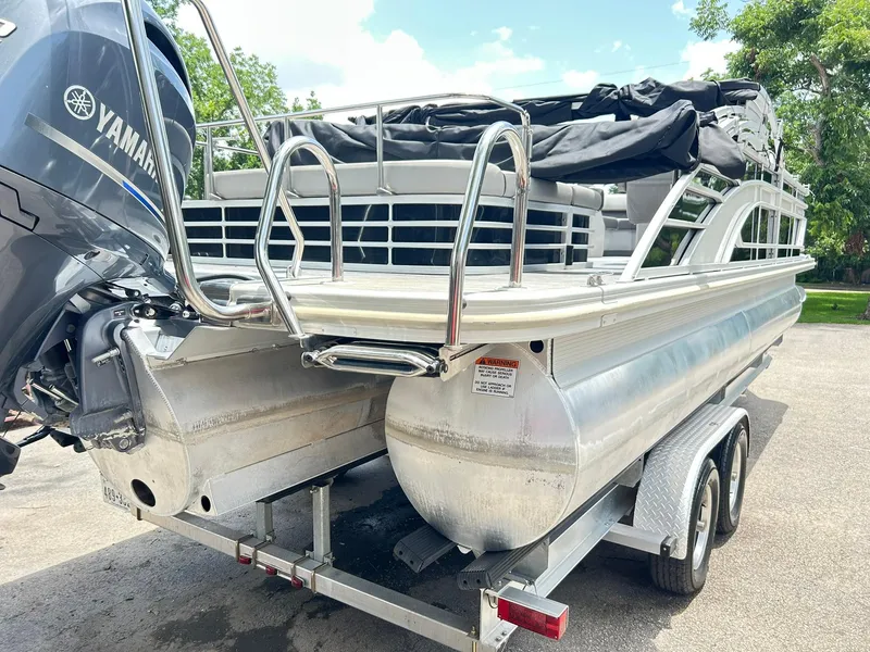 Slide: The Image of 2021 Bennington L 24 Swingback pontoon boat on trailer with Yamaha engine. - 4