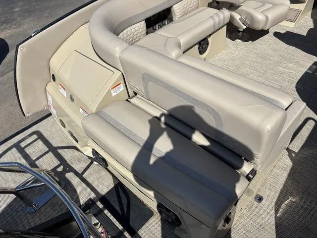 Slide: The Image of Crest Continental 250 SLC CP3 (300 hp) 2023 - 19