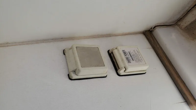 Slide: The Image of 1985 Silverton 40 Aft Cabin boat interior with smoke detector and vent. - 42