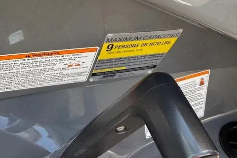 Slide: The Image of 2015 Yamaha Boats SX210 capacity label, maximum 9 persons or 1670 lbs. - 12