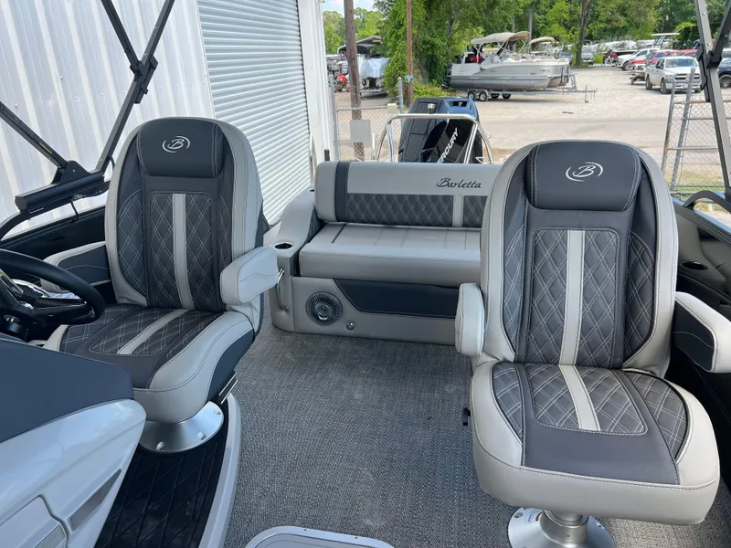 Slide: The Image of 2025 BARLETTA L25UC - Image 12 - 12
