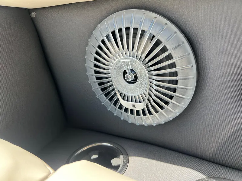 Slide: The Image of 2025 BARLETTA L25UC - Image 19 - 19