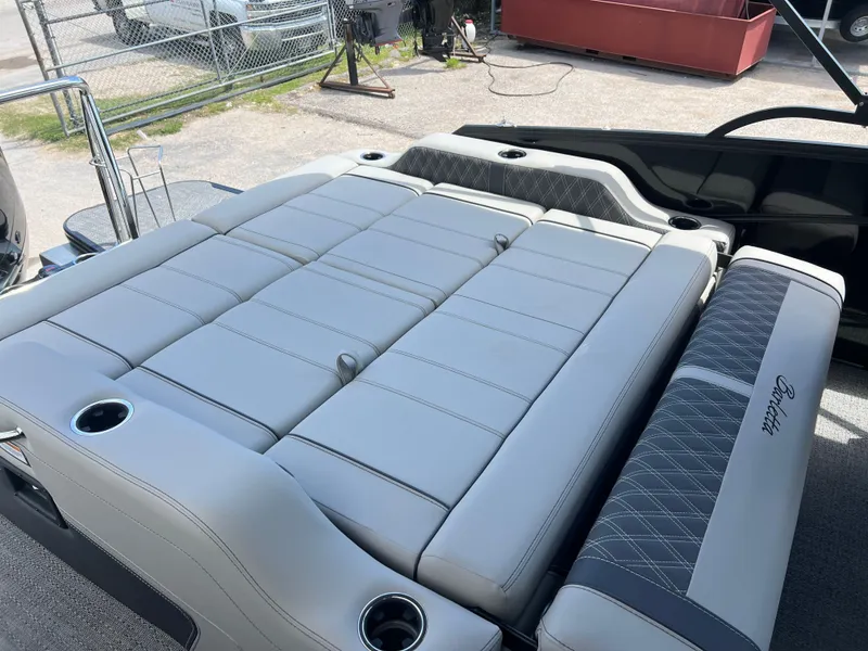 Slide: The Image of 2025 BARLETTA L25UC - Image 22 - 22