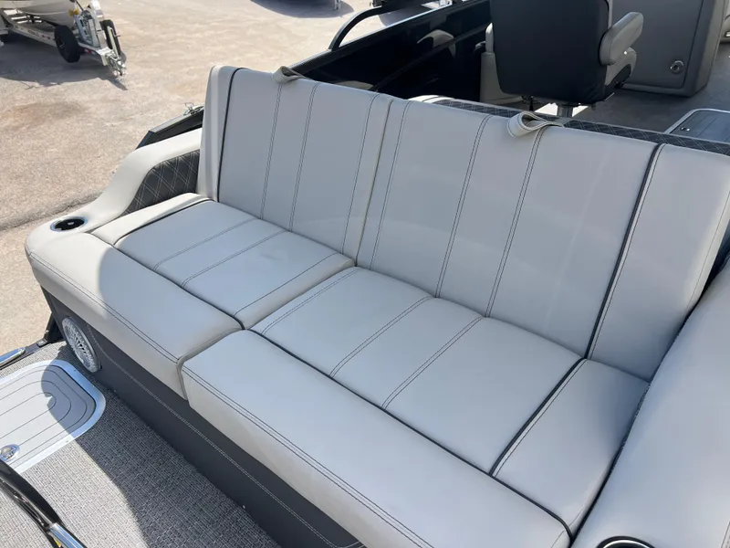 Slide: The Image of 2025 BARLETTA L25UC - Image 24 - 24