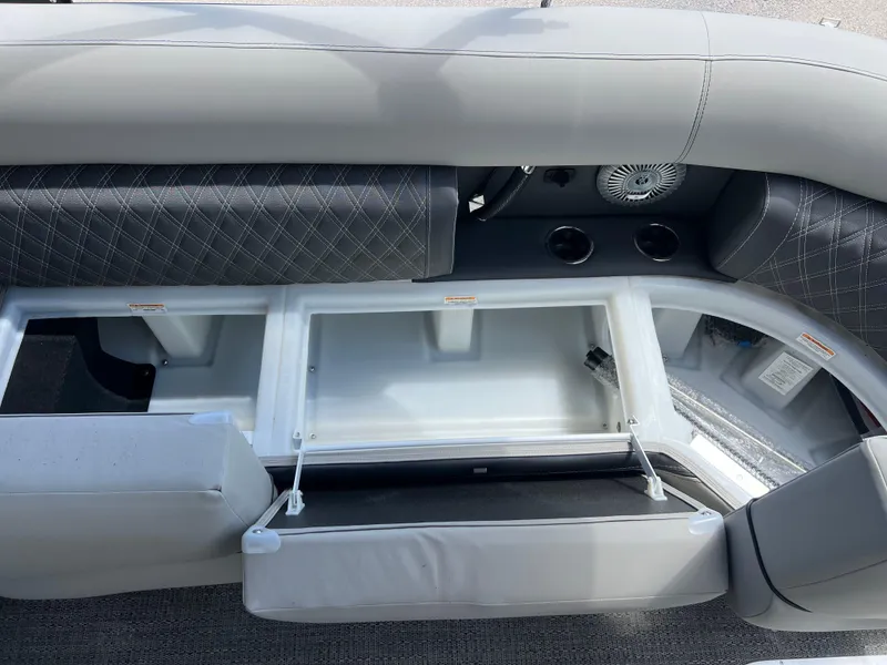 Slide: The Image of 2025 BARLETTA L25UC - Image 9 - 9