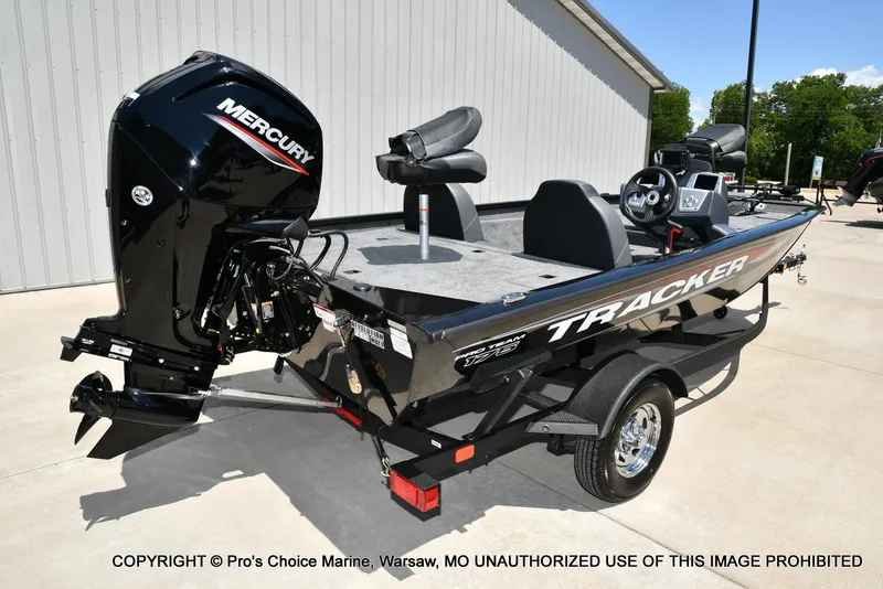 Slide: The Image of Tracker PRO TEAM 175 W/75HP 2026 - 16