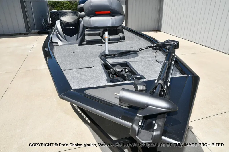 Slide: The Image of Tracker PRO TEAM 175 W/75HP 2026 - 28