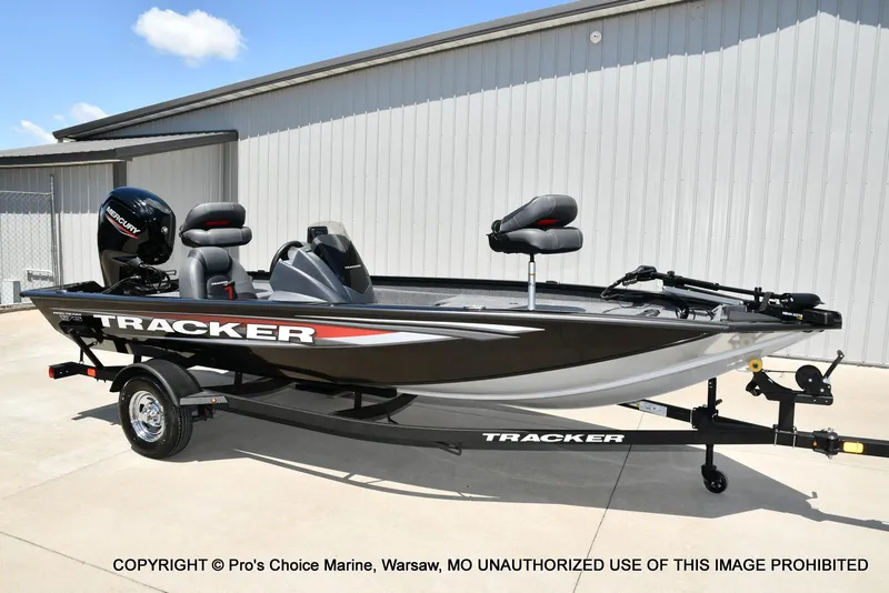 Slide: The Image of Tracker PRO TEAM 175 W/75HP 2026 - 68
