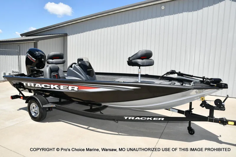 Slide: The Image of Tracker PRO TEAM 175 W/75HP 2026 - 69