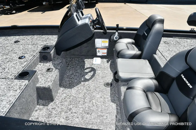 Slide: The Image of Tracker Pro Team 175 w/Vinyl Floors 2026 - 13