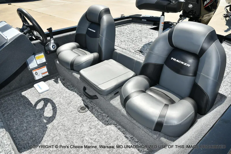 Slide: The Image of Tracker Pro Team 175 w/Vinyl Floors 2026 - 14