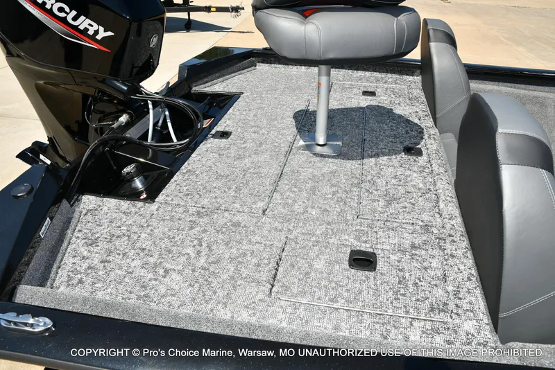 Slide: The Image of Tracker Pro Team 175 w/Vinyl Floors 2026 - 30