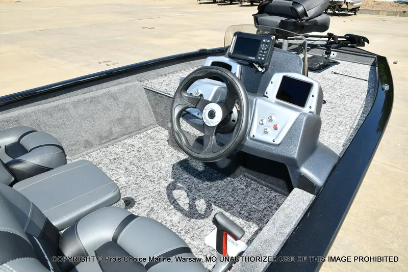 Slide: The Image of Tracker Pro Team 175 w/Vinyl Floors 2026 - 31