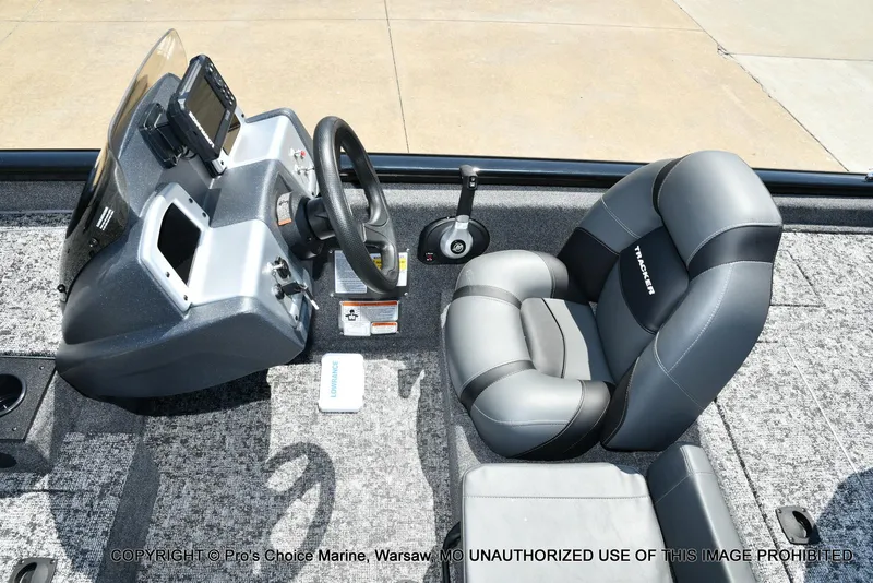 Slide: The Image of Tracker Pro Team 175 w/Vinyl Floors 2026 - 37