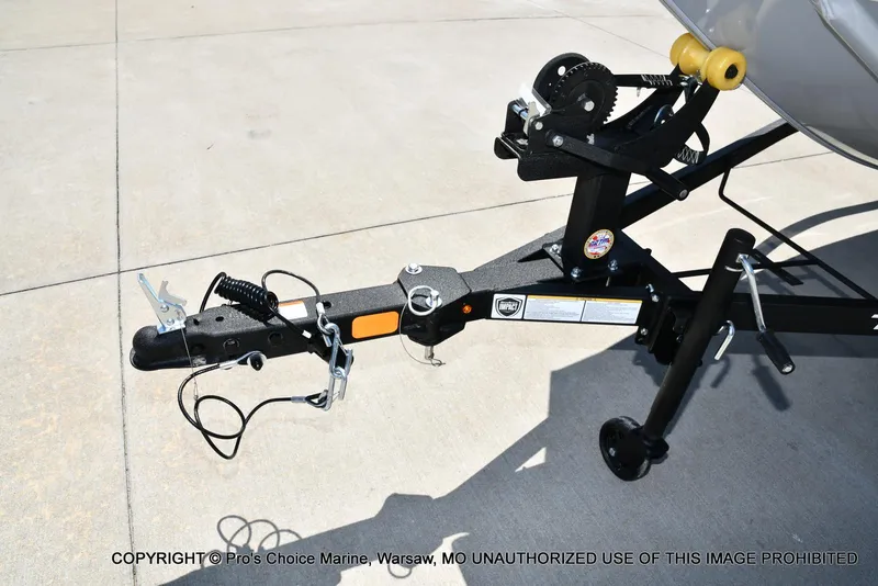 Slide: The Image of Tracker Pro 170 2026 - 27