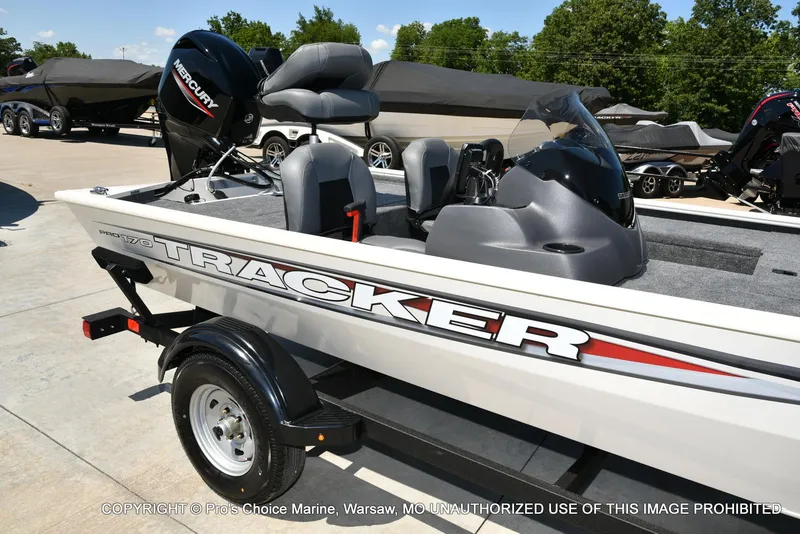 Slide: The Image of Tracker Pro 170 2026 - 4