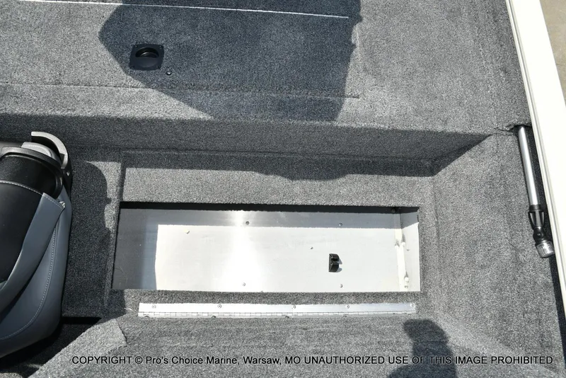 Slide: The Image of Tracker Pro 170 2026 - 60