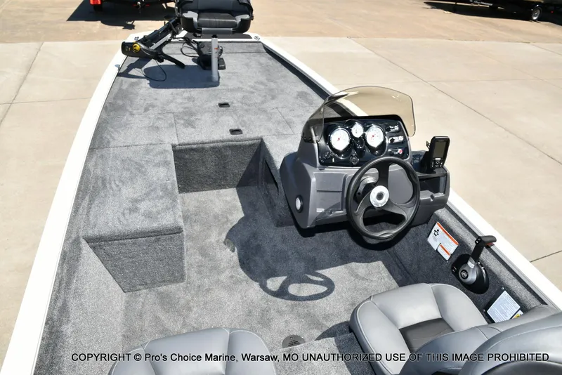 Slide: The Image of Tracker Pro 170 2026 - 9