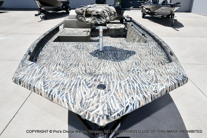 Slide: The Image of Tracker Grizzly 1754 SC 2026 - 25