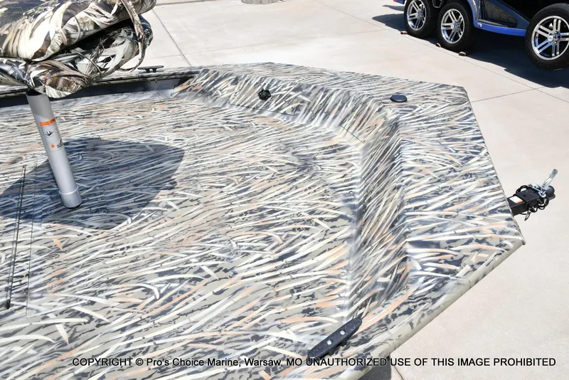 Slide: The Image of Tracker Grizzly 1754 SC 2026 - 27