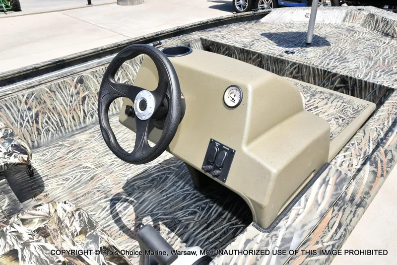 Slide: The Image of Tracker Grizzly 1754 SC 2026 - 30