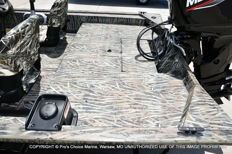 Slide: The Image of Tracker Grizzly 1754 SC 2026 - 31