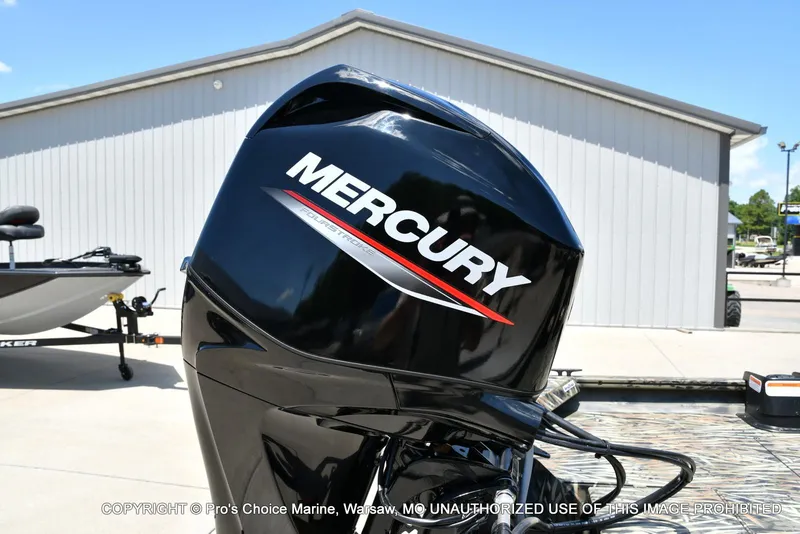 Slide: The Image of Tracker Grizzly 1754 SC 2026 - 60