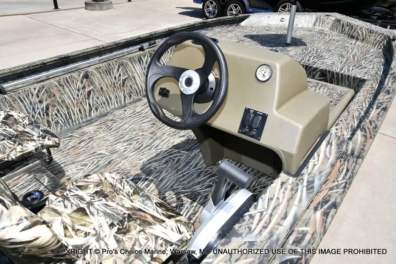 Slide: The Image of Tracker Grizzly 1754 SC 2026 - 8