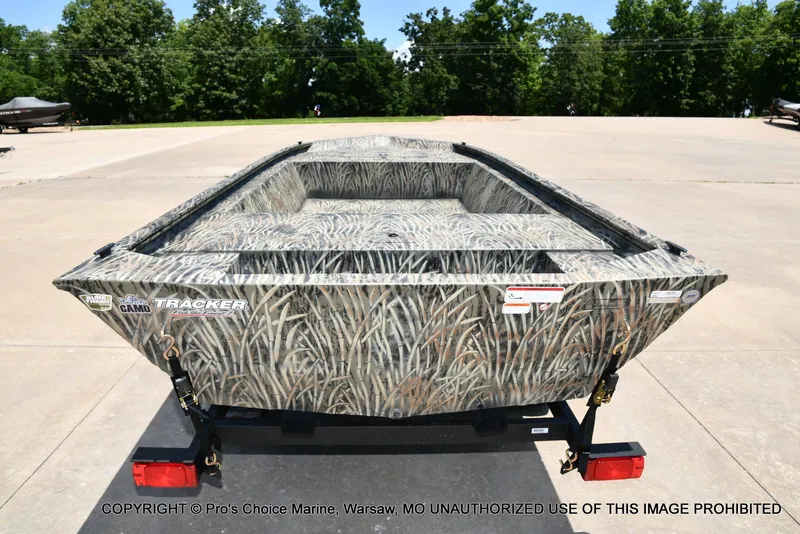 Slide: The Image of Tracker Grizzly 1648 Jon 2026 - 11