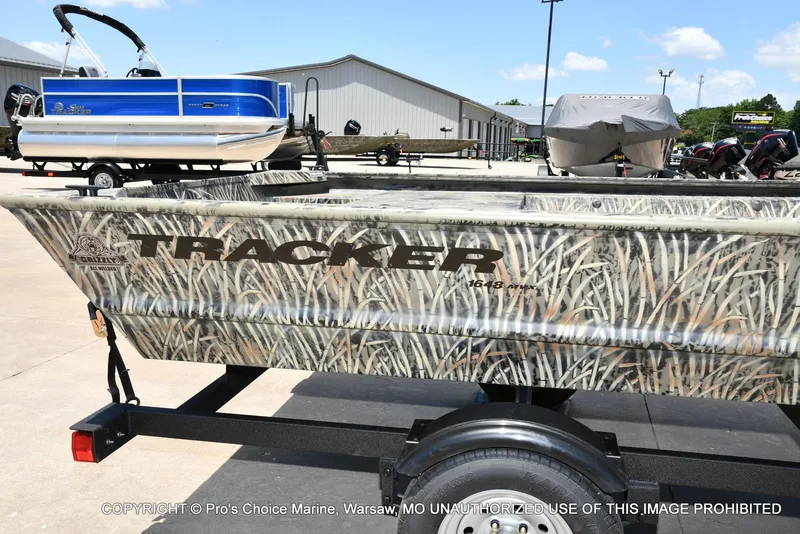 Slide: The Image of Tracker Grizzly 1648 Jon 2026 - 12