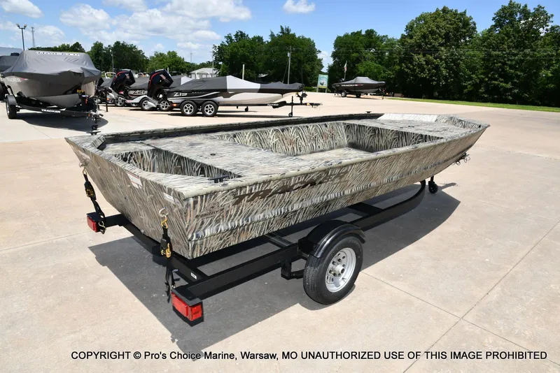 Slide: The Image of Tracker Grizzly 1648 Jon 2026 - 13