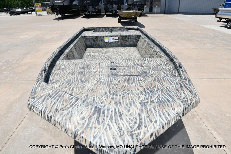 Slide: The Image of Tracker Grizzly 1648 Jon 2026 - 20