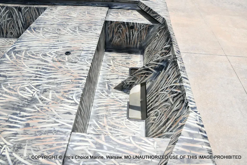 Slide: The Image of Tracker Grizzly 1648 Jon 2026 - 25