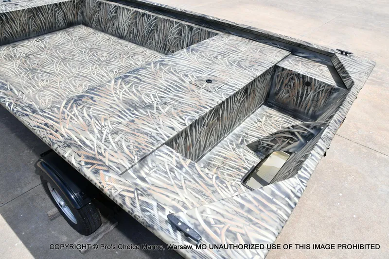 Slide: The Image of Tracker Grizzly 1648 Jon 2026 - 26