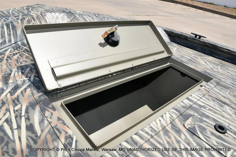 Slide: The Image of Tracker Grizzly 1648 Jon 2026 - 9