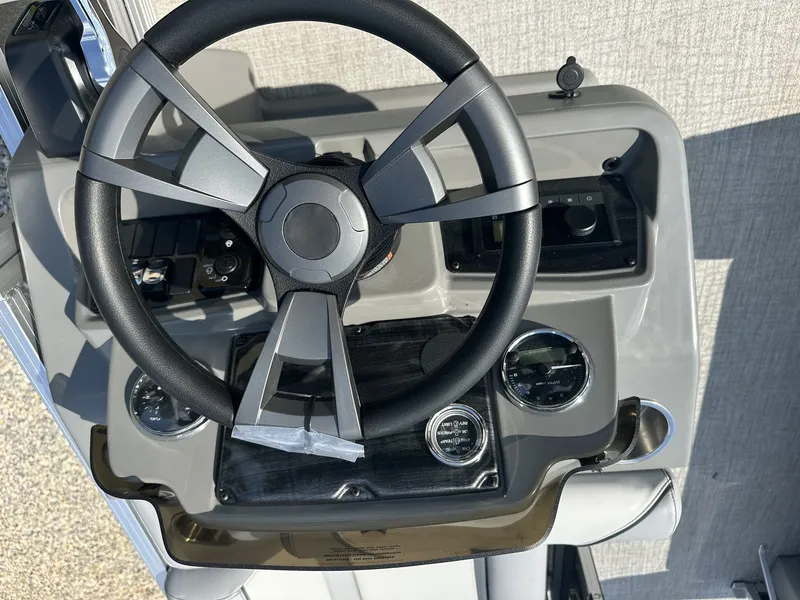 Slide: The Image of Avalon Venture 21 QUAD LOUNGER-115HP 2025 - 8