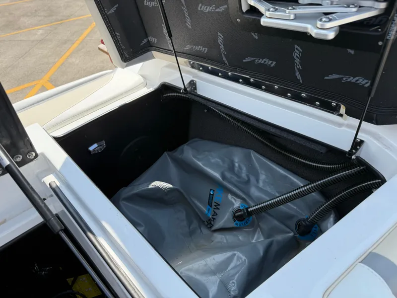 Slide: The Image of Tigé 21ZX 2022 - 22