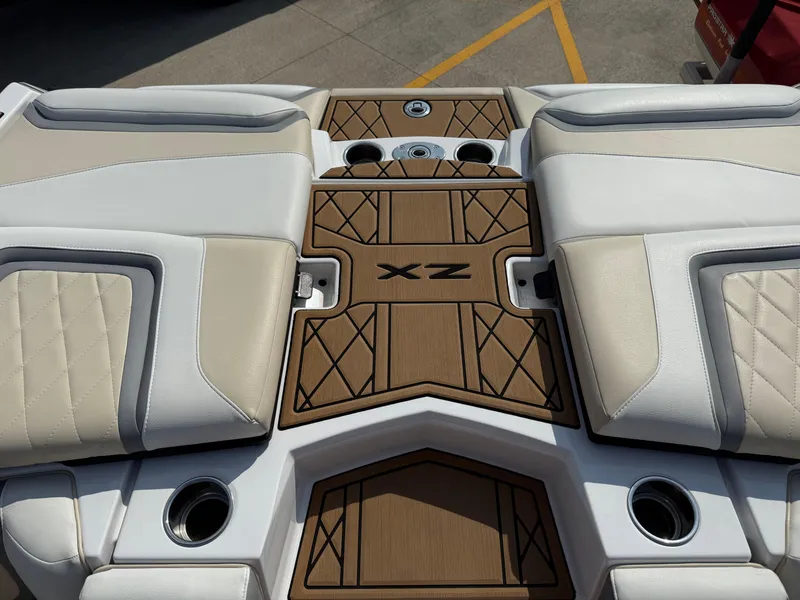 Slide: The Image of Tigé 21ZX 2022 - 23