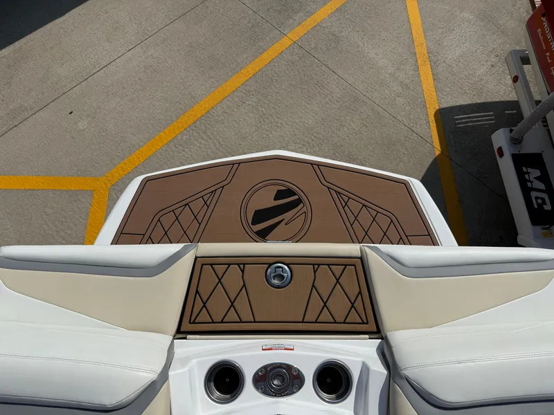 Slide: The Image of Tigé 21ZX 2022 - 24