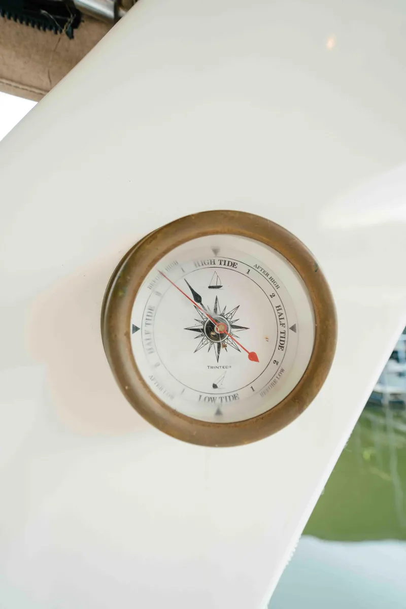 Slide: The Image of Tide gauge on 2000 Sea Ray 340 Sundancer boat, indicating high and low tide levels. - 21