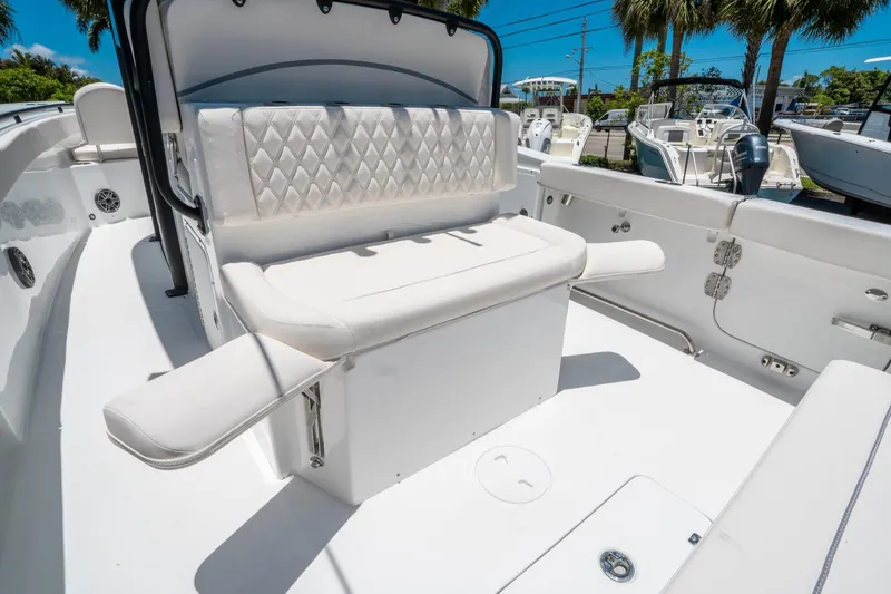 Slide: The Image of Sea Hunt Ultra 275 SE 2026 - 16