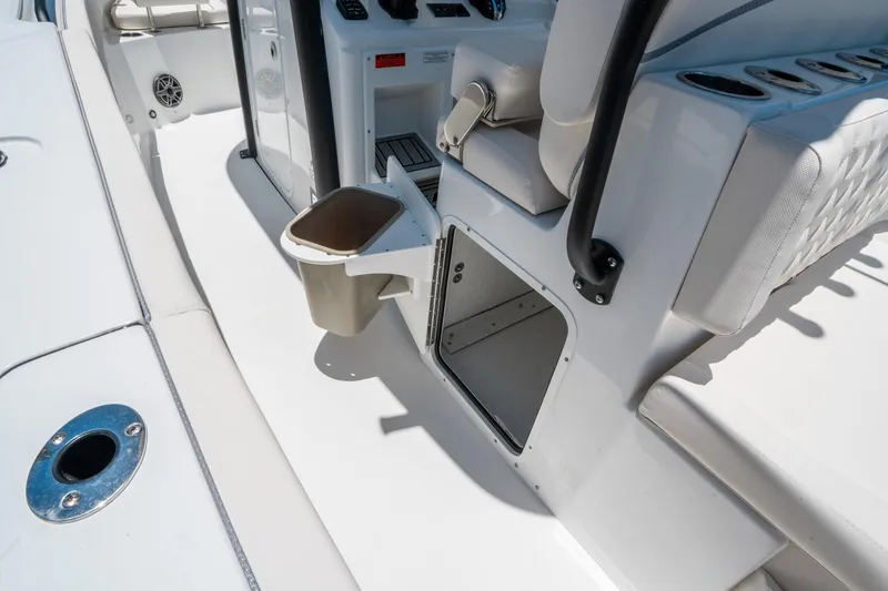 Slide: The Image of Sea Hunt Ultra 275 SE 2026 - 18