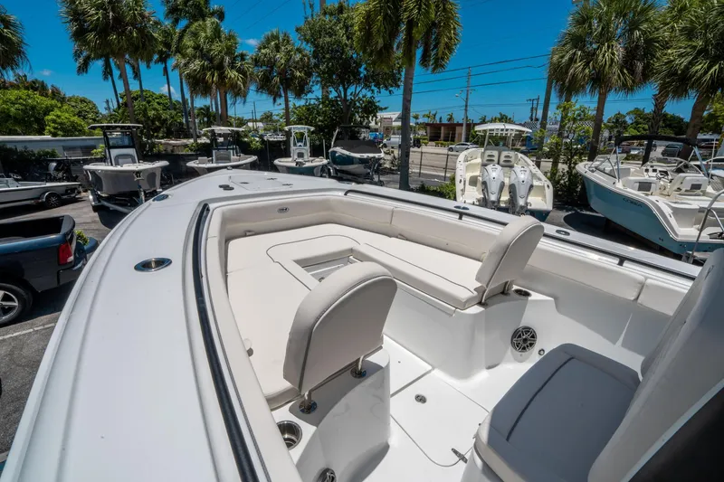 Slide: The Image of Sea Hunt Ultra 275 SE 2026 - 28