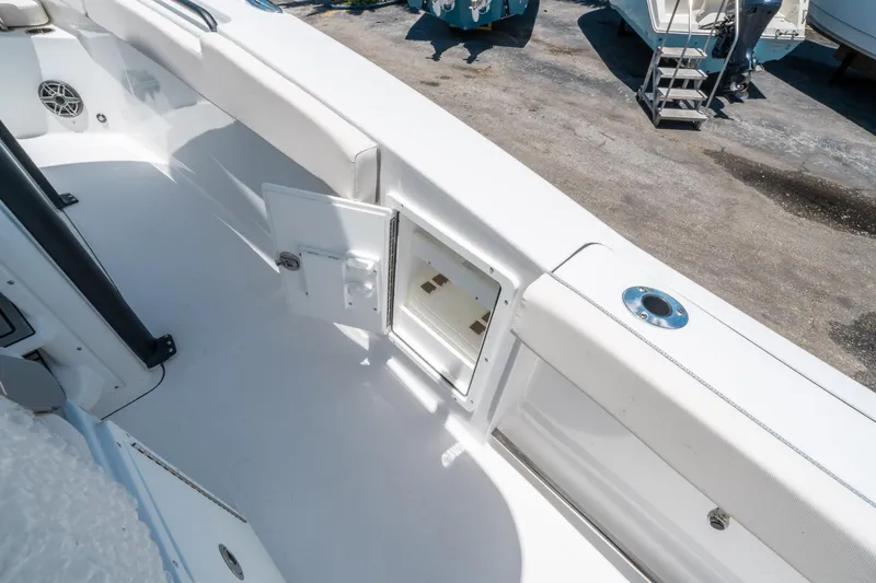 Slide: The Image of Sea Hunt Ultra 275 SE 2026 - 20