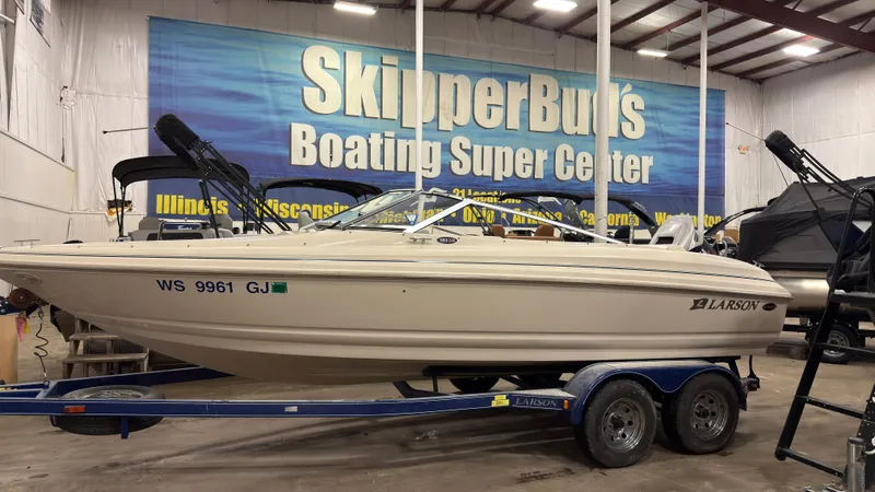 The Image of 2002 Larson 210 SEI boat at SkipperBud's Boating Center. - 0